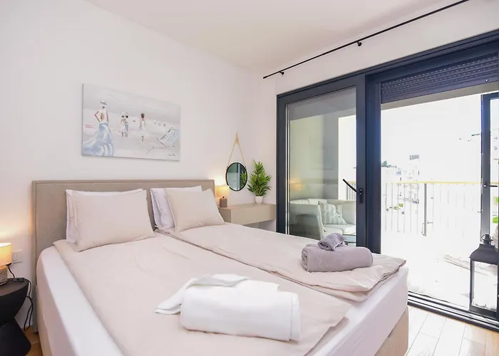 Apartment Beachfront With Private Garage And Amazing Balcony With Seaview Split