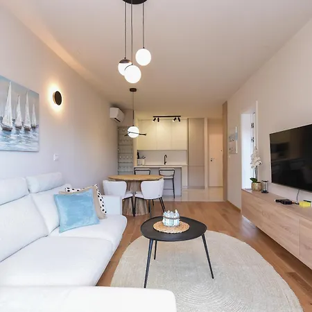 Beachfront With Private Garage And Amazing Balcony With Seaview Lejlighed